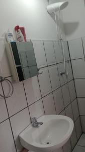 萨尔瓦多Casa ROMA的白色的浴室设有水槽和镜子