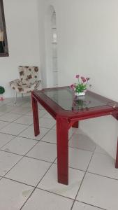 萨尔瓦多Casa ROMA的瓷砖地板上带玻璃顶的红色桌子