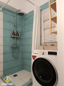 哈尔基斯roomaki -tasteful studio in the center w/ parking的带淋浴的浴室内的洗衣机