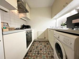伦敦Camden Loft Apartment- 3的带洗碗机和洗衣机的厨房