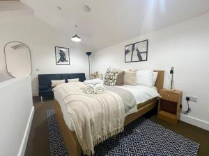 伦敦Camden Loft Apartment- 3的一间卧室配有一张床,上面有两条毛巾