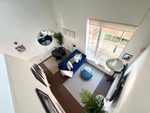 伦敦Camden Loft Apartment- 3的享有带蓝色沙发的客厅的顶部景色。