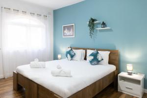 圣朱利安斯Villa in St Julian's with Private Pool的一间卧室配有一张带蓝色墙壁的大床