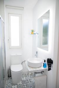 阿雷纳尔登卡斯特尔Apartamento Sol Isla Arenal de'n Castell的一间带水槽、卫生间和镜子的浴室