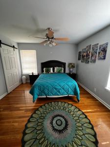 圣安东尼奥The Peacock House的一间卧室配有一张带蓝色被子和地毯的床。