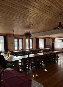 ĪvandePilskalni的大型用餐室配有大桌子和椅子