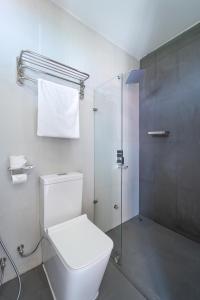 呼拉Silver Oasis Maldives的白色的浴室设有卫生间和淋浴。