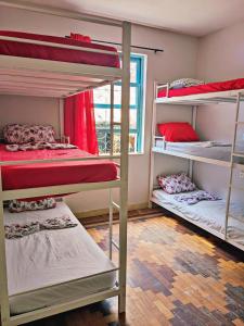 里约热内卢Solar Hostel Beach Copacabana的客房设有三张双层床和一扇窗户。