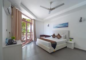 呼拉Silver Oasis Maldives的一间卧室设有一张床和一个大窗户