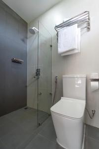 呼拉Silver Oasis Maldives的一间带卫生间和玻璃淋浴间的浴室