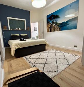 马赛Le cocon de Louise-Vieux Port的一间卧室配有一张床和地毯