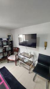 波哥大APARTAMENTO CHAPINERO CENTRAL的客厅的墙上配有平面电视。