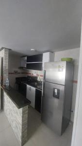 波哥大APARTAMENTO CHAPINERO CENTRAL的厨房配有不锈钢冰箱和台面