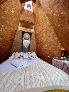 莱瓦镇Complejo turístico Magic Bungalow的阁楼卧室配有床