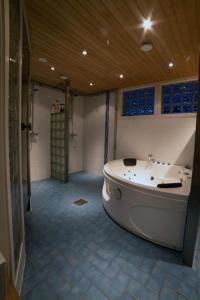 塞伊奈约基Villa Närhi 230 m2 upea talo rauhallisella alueella的一间大浴室,内设浴缸