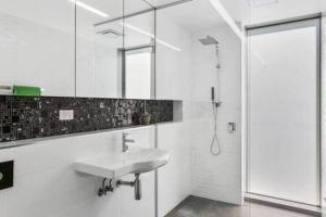 霍巴特New Architect designed Coastal retreat-water views的白色的浴室设有水槽和淋浴。