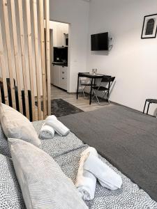布达佩斯Dolce Vita Budapest的一间卧室配有两张床和一张桌子及一台电视机