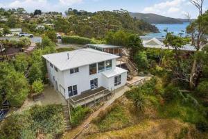 霍巴特Hidden Bay Retreat-5 Bed- 15min to Hobart的享有白色房子的空中海景