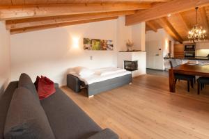 阿尔卑巴赫Natural Deluxe Apartments Alpbach的客厅配有沙发和桌子