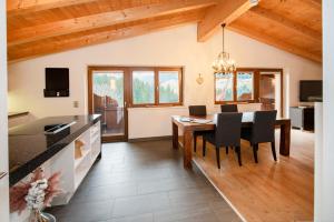 阿尔卑巴赫Natural Deluxe Apartments Alpbach的厨房以及带桌椅的用餐室。