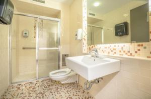纽约西区青年国际旅馆的一间带水槽、卫生间和淋浴的浴室