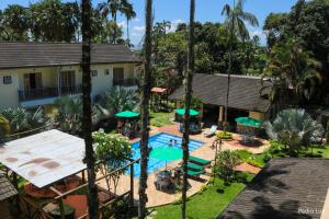 佩尼多里约佩妮多酒店的享有带游泳池的度假村的空中景致