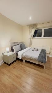 Modern 2 Bedroom Apartment- Royal Docks - London City Airport客房内的一张或多张床位