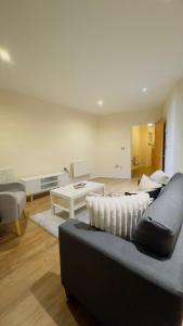 伦敦Modern 2 Bedroom Apartment- Royal Docks - London City Airport的客厅配有沙发和桌子