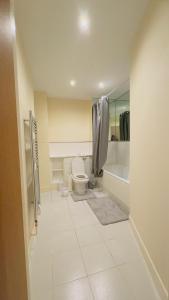 伦敦Modern 2 Bedroom Apartment- Royal Docks - London City Airport的白色的浴室设有卫生间和浴缸。