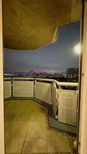 伦敦Modern 2 Bedroom Apartment- Royal Docks - London City Airport的市景阳台