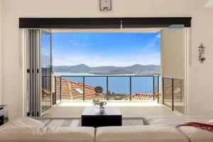 霍巴特The View Sandy Bay 5 bedroom的带沙发的客厅,享有海景