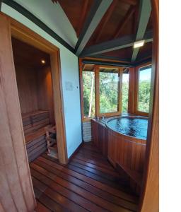 圣弗朗西斯科泽维尔Alto de Santa Barbara的一间房子内带热水浴缸的房间