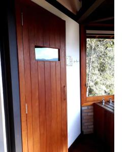 圣弗朗西斯科泽维尔Alto de Santa Barbara的一个带水槽的浴室内的木门