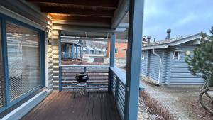 HimosLaakson Helmi 2 ,separate sauna, fireplace, lake的房屋的阳台,上面有椅子