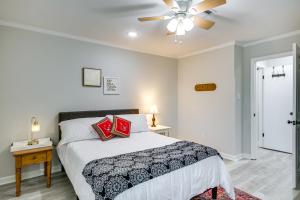 奥古斯塔Comfy Augusta Condo with Deck about 4 Mi to Olde Town的一间卧室配有一张床和吊扇