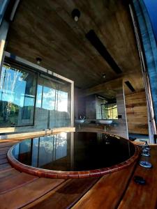 圣弗朗西斯科泽维尔Alto de Santa Barbara的大型客房设有大窗户和游泳池。