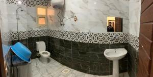 马特鲁港Almanara Hotel Marsa Matrouh的一间带水槽、卫生间和镜子的浴室