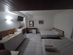 若昂佩索阿Apart-Hotel em Tambaú - Super Central com Vista Mar - Ap.113的客房设有两张床和水槽。