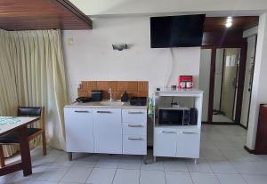 若昂佩索阿Apart-Hotel em Tambaú - Super Central com Vista Mar - Ap.113的厨房配有水槽和微波炉