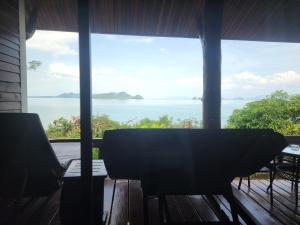 瑶亚岛Esmeralda View Resort - SHA Extra Plus的从房子的门廊上可欣赏到海景