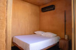 TlachicónMazul Puerto Escondido的一间小卧室,配有白色的床和加热器