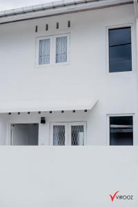 BorupaneVirooz Residence Rathmalana 2 Bedroom Apartment的一座白色的建筑,有四个窗户
