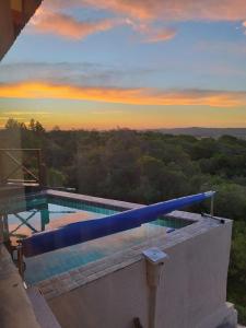 塞拉纳镇Cabaña Panambi的一座游泳池,位于一座享有日落美景的房屋的顶部