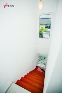 BorupaneVirooz Residence Rathmalana 2 Bedroom Apartment的铺有红地毯的楼梯和窗户