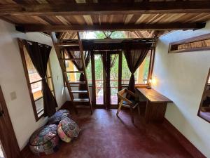 马祖特Casa AVA的阁楼间设有桌子、书桌和一些窗户。
