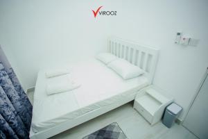 BorupaneVirooz Residence Rathmalana 2 Bedroom Apartment的白色的床、白色枕头和椅子