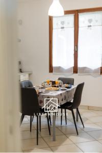 圣萨尔沃LIBERA HOUSE - Sweet Apartments的餐桌、黑色椅子和桌椅