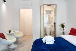 萨格勒布Lux Nest II City Apartment URBAN STAY的一间卧室配有床、水槽和镜子