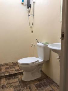 CatarmanPalermos IslandVille的一间带卫生间和水槽的浴室