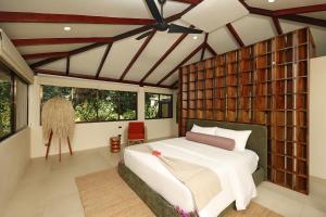 San PedrilloSCP Corcovado Wilderness Lodge的一间带一张大床的卧室,位于带窗户的房间内